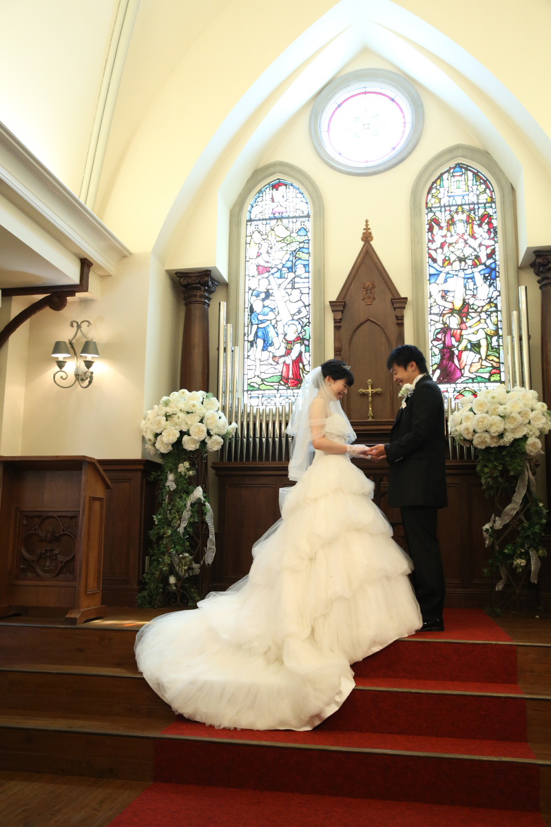 歴史あるステンドグラスの前で