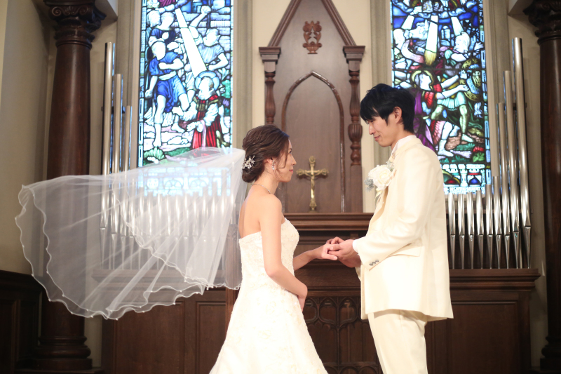 ウェディングドレス×チャペル