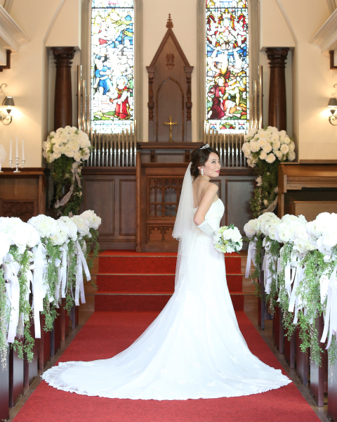 ラウンドに広がるドレスで上品に・・・