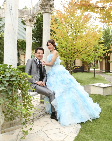 花のコサージュがアクセント！