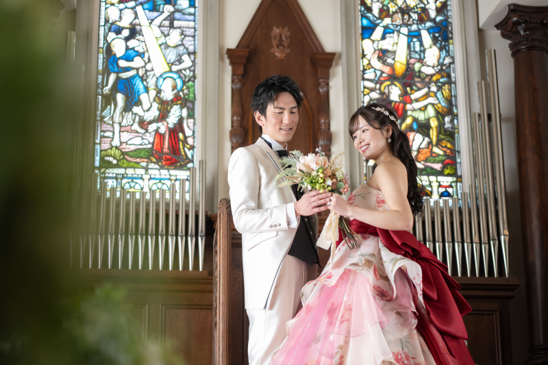 チャペルでカラードレス撮影