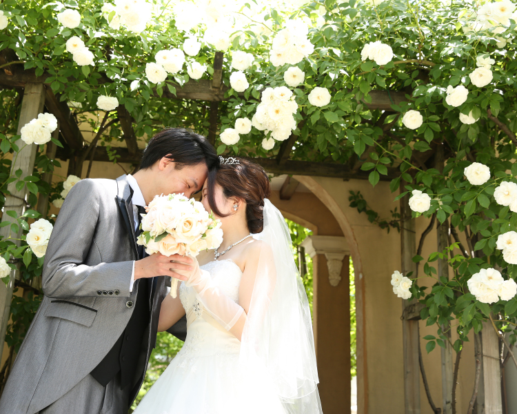 満開のバラの前で