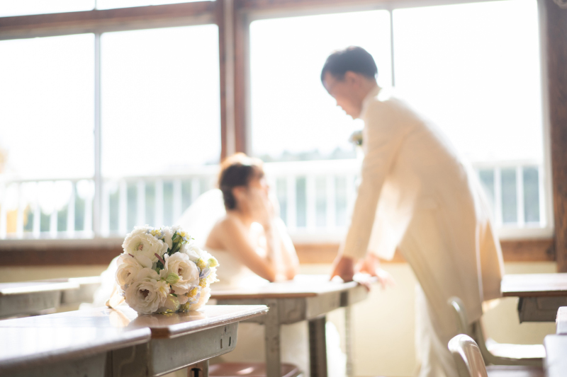 窓際でブーケと一緒に