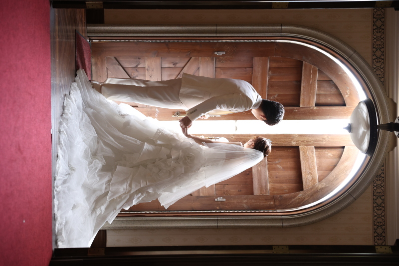 大きな木扉での一枚です