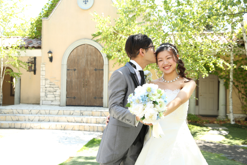 青空のもと自然な表情の1枚です