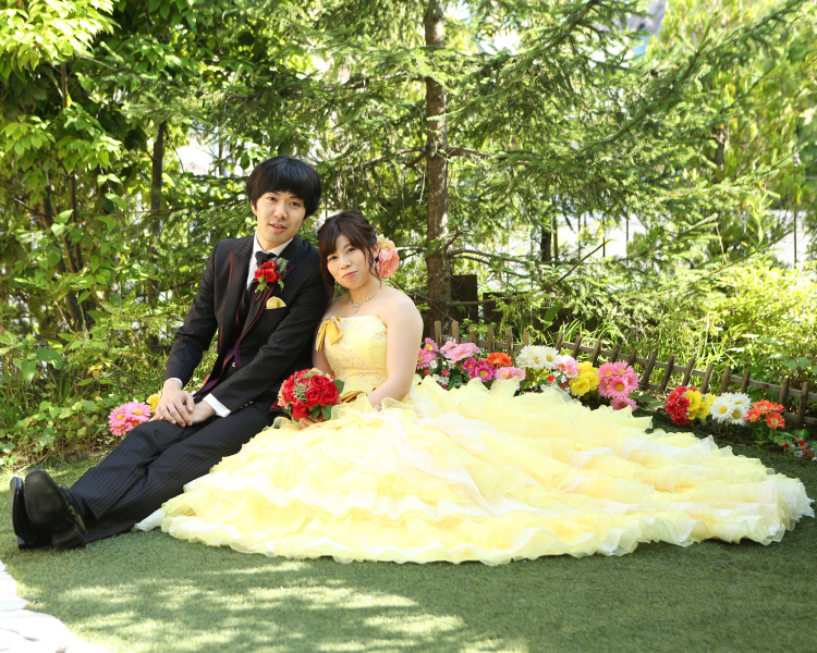 真っ赤なブーケと大きな花の髪飾りがポイント！