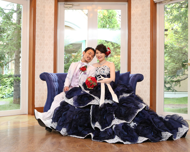 カラードレスはソファでくつろぎながら♪