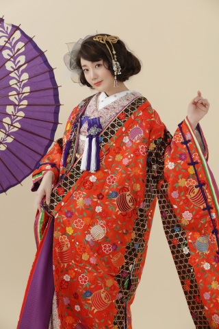 C33赤地糸巻十二単風