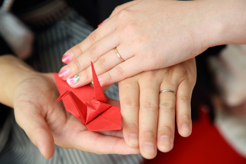 お二人のエンゲージリングをお写真に・・・