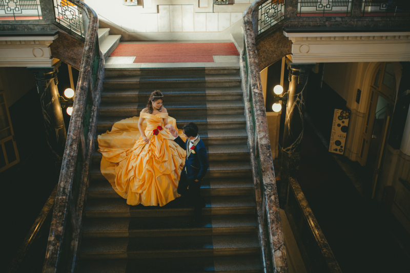 大階段に映えるカラードレスが素敵♡