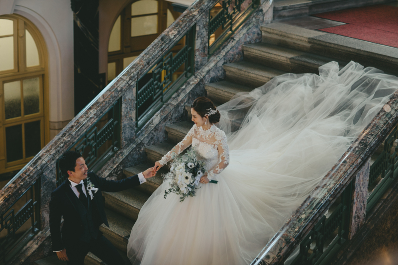 大階段に映える印象的なドレス