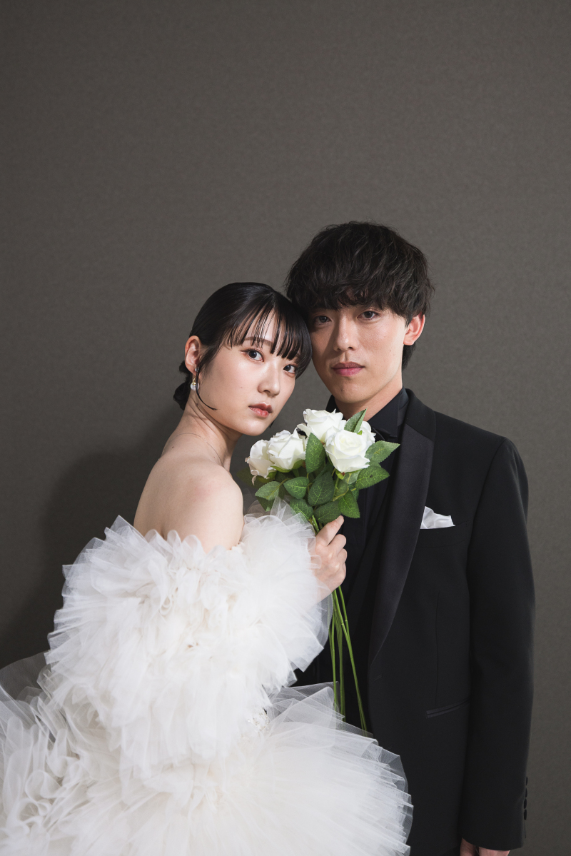 シックな背景が引き立てる空間