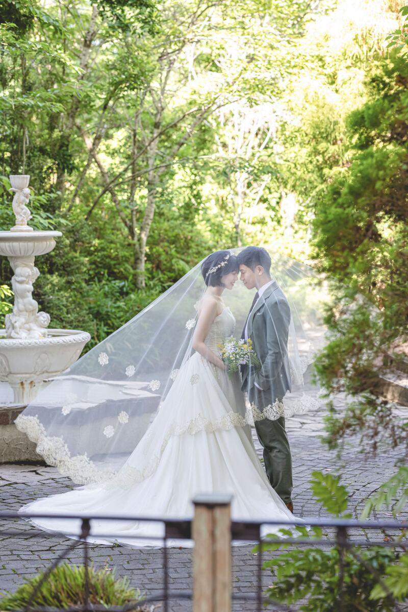 木漏れ日の中で包まれるふたり