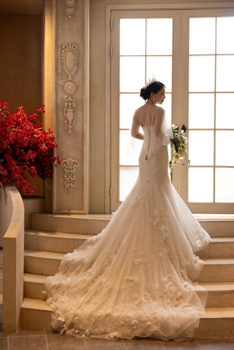 純白に輝く、美しい後ろ姿