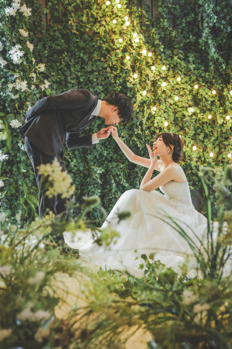 優しく手をとって