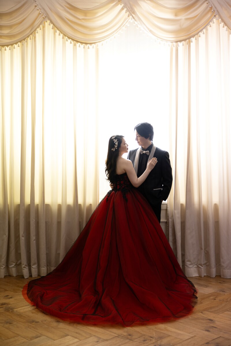 情熱の赤に包まれて ― 見つめ合うふたり