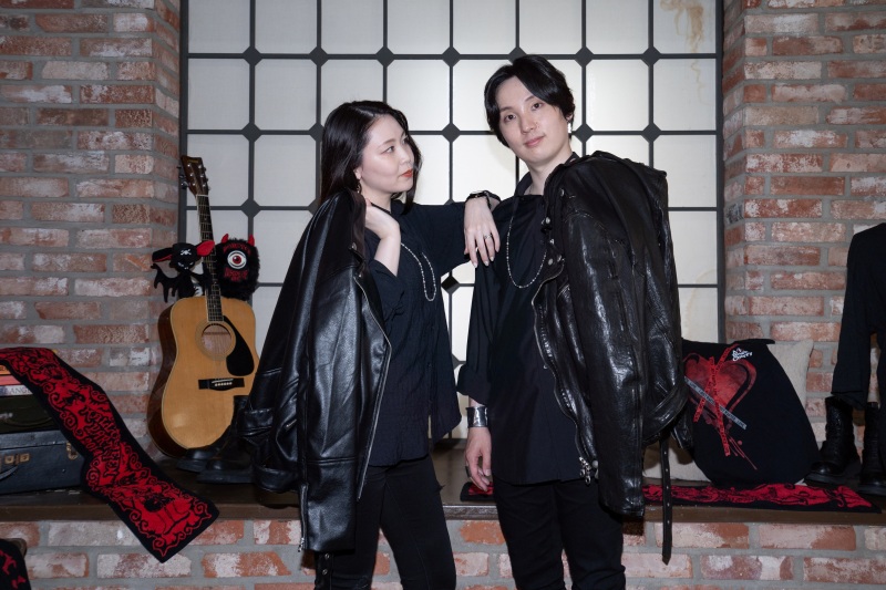 音楽とともに歩む、ふたりのリラックスショット