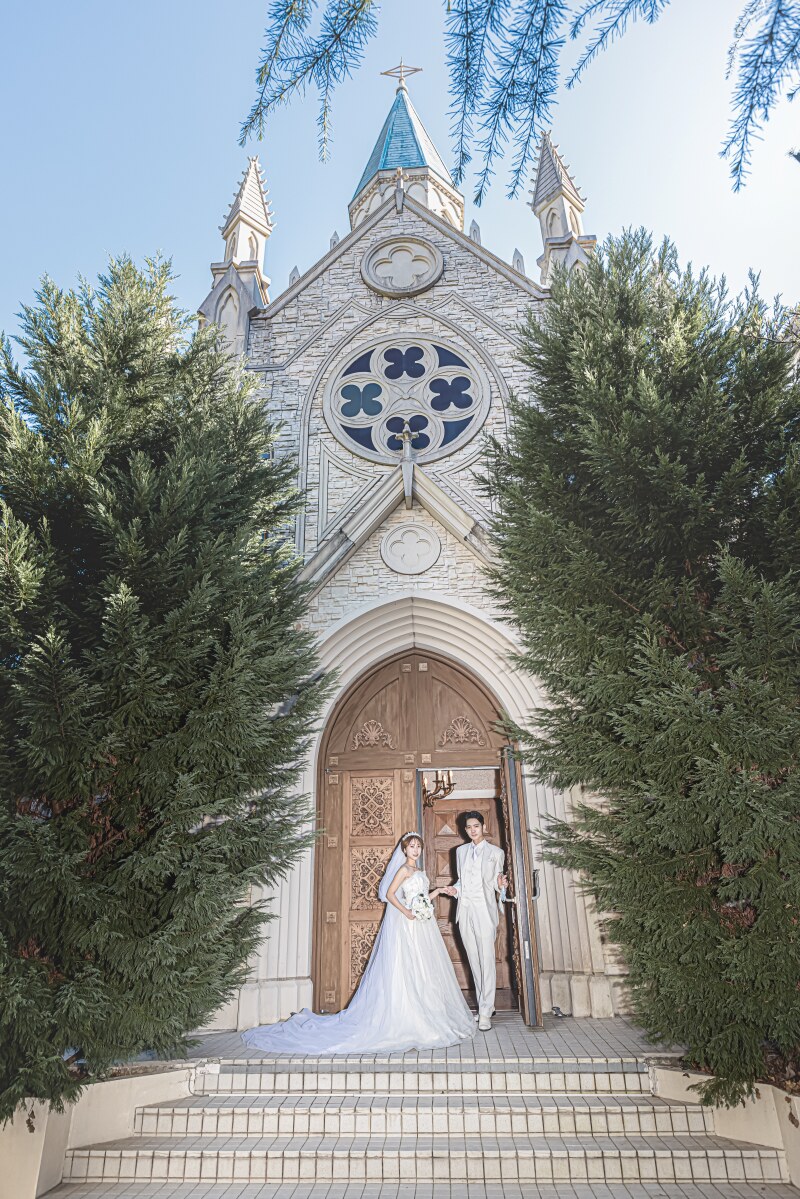 チャペルの前で