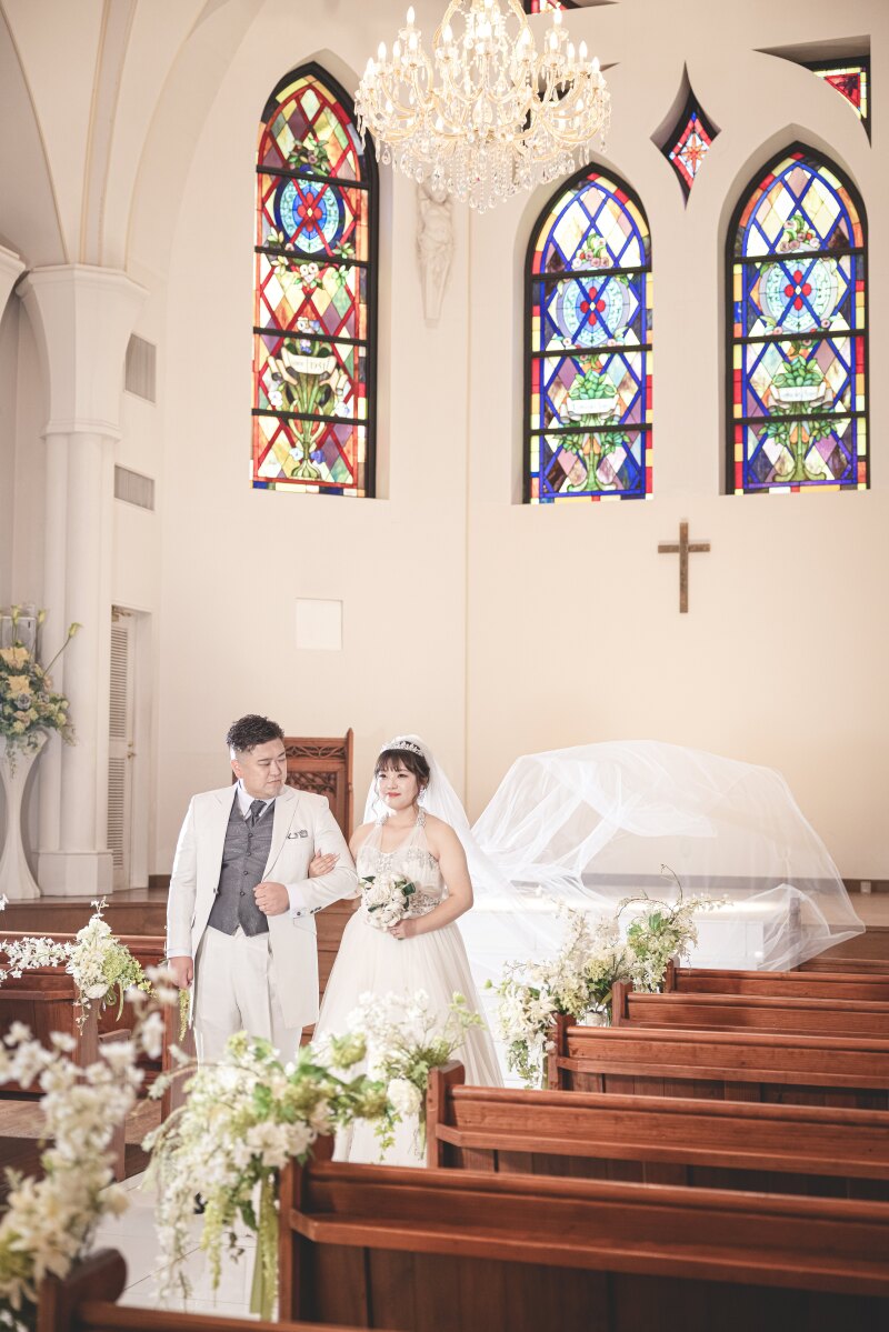 チャペルに輝く笑顔の花嫁