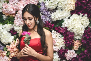 鮮やかな赤のドレスに包まれた新婦の美しさに感激