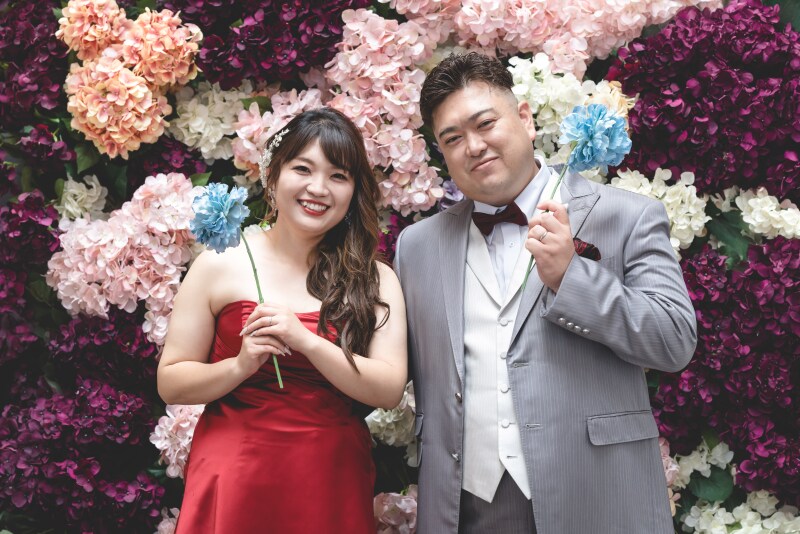 色鮮やかな花々に包まれた幸せのツーショット