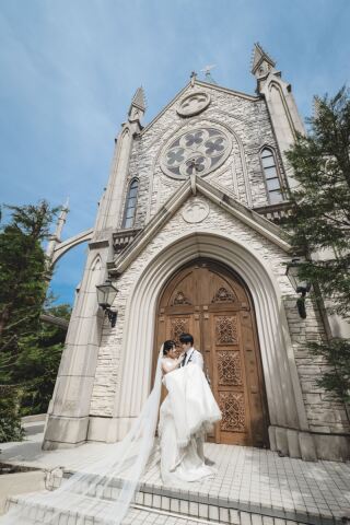 純白のドレスに映えるお姫様抱っこ。チャペルの前で誓う愛がより一層輝きます。