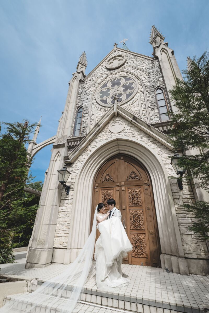 純白のドレスに映えるお姫様抱っこ。チャペルの前で誓う愛がより一層輝きます。