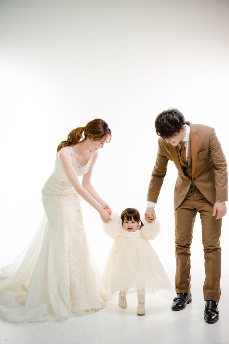 ３人で手を繋いで