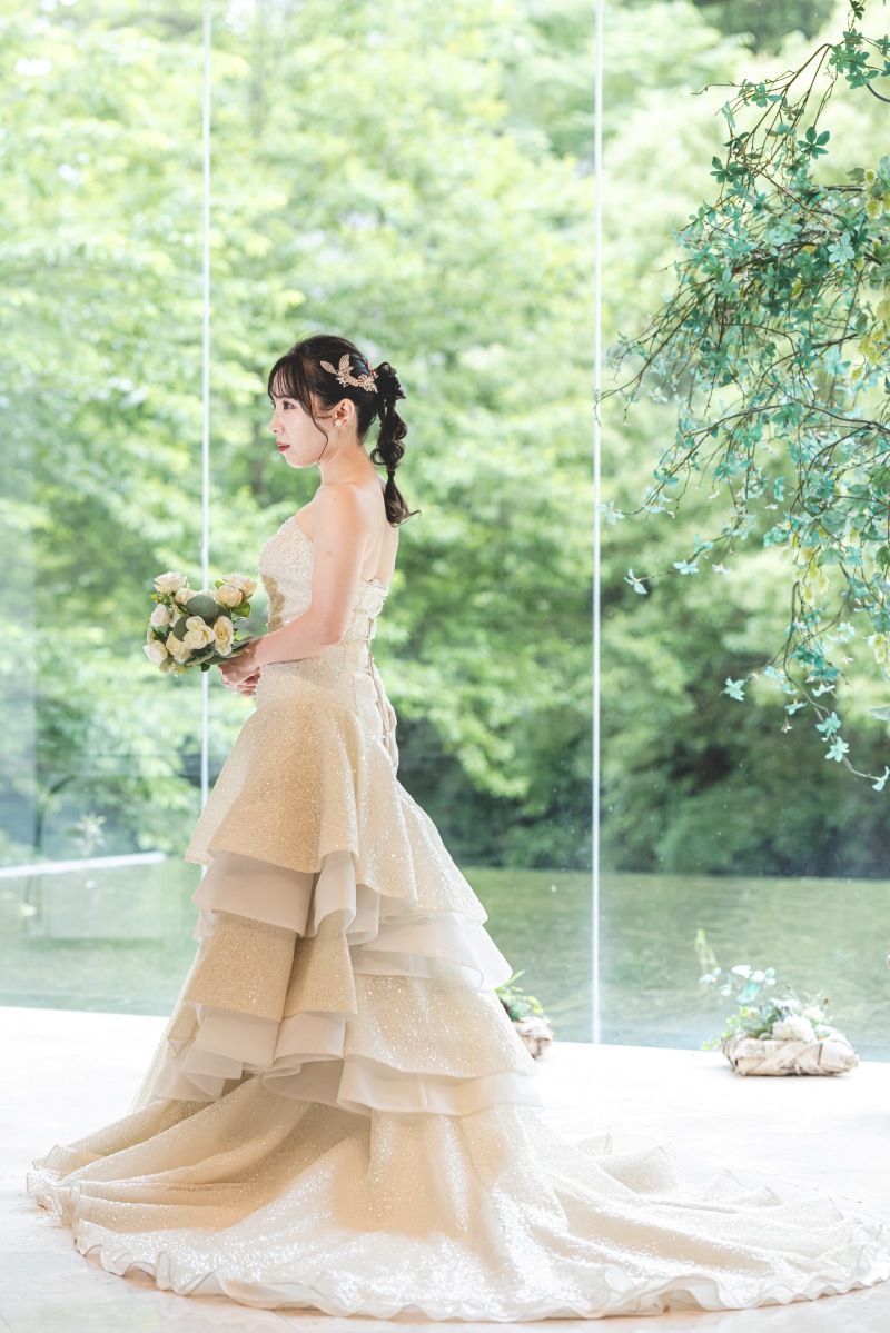 色彩が響き合う、緑の庭園とカラードレス