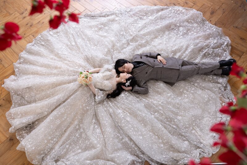 ドレスに咲く花のように ― 語らい合うふたり