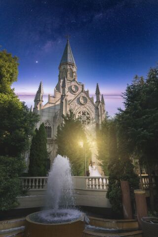 レタッチでドラマチックな雰囲気を作り出します。