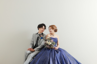 色ドレスで華やかに！