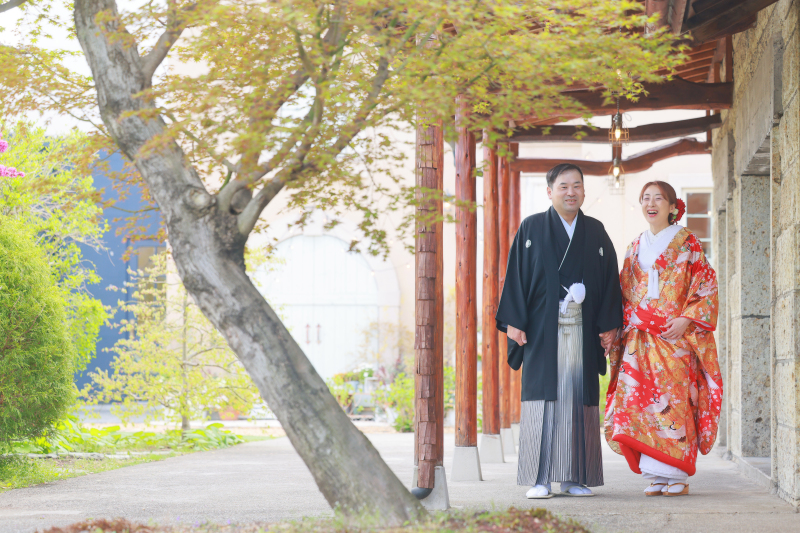 大谷石の蔵の軒下で