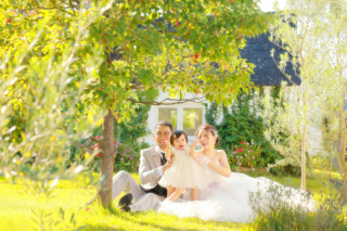 スタジオ撮影の後はBloomの広い中庭で。幸せいっぱいのファミリーフォト！