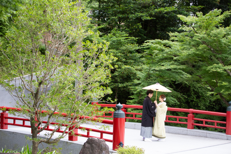 赤い橋と和装がすごくマッチしてますね☆