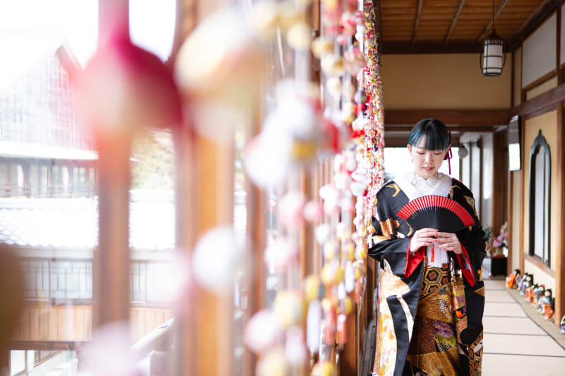 新婦様お一人で、お持ち込みの扇子を持って