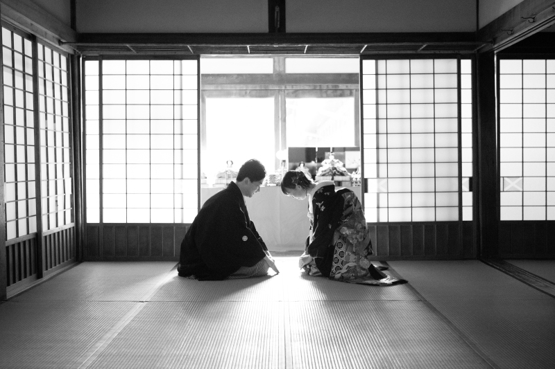 縁側でのお辞儀写真