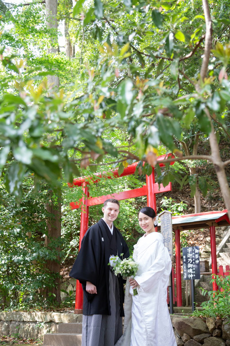 赤い鳥居と新婦様の白無垢がとってもマッチ☆