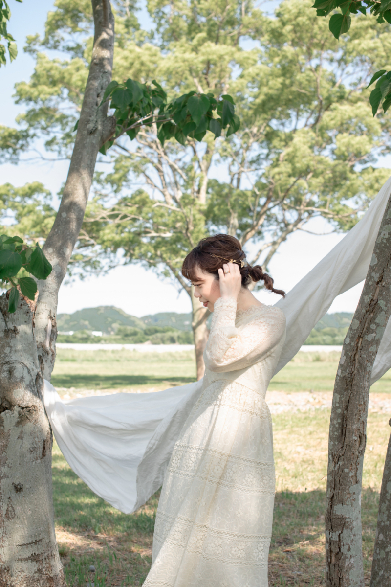 新婦様もソロショット♪新緑が白ドレスを引き立てる