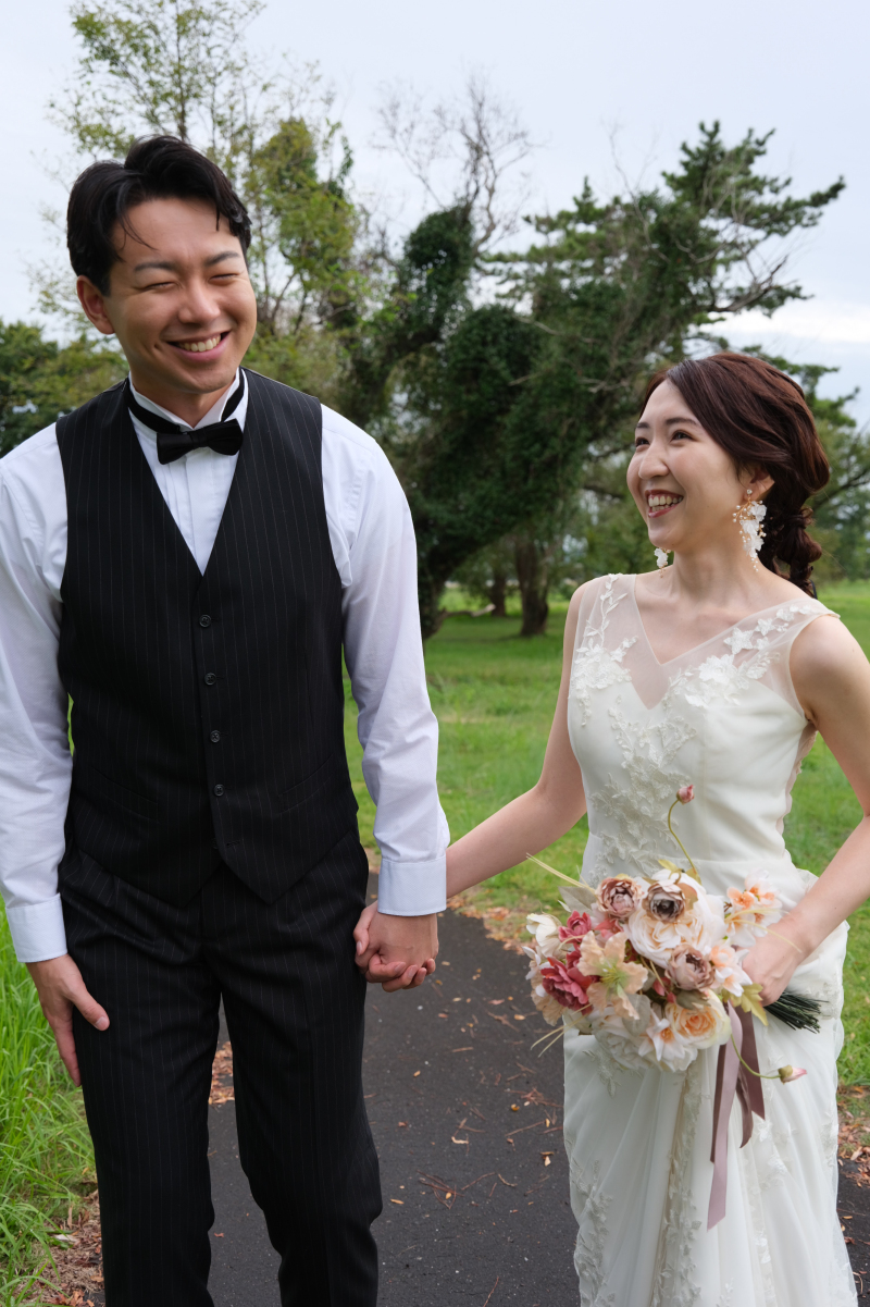 2人で手をつないで。