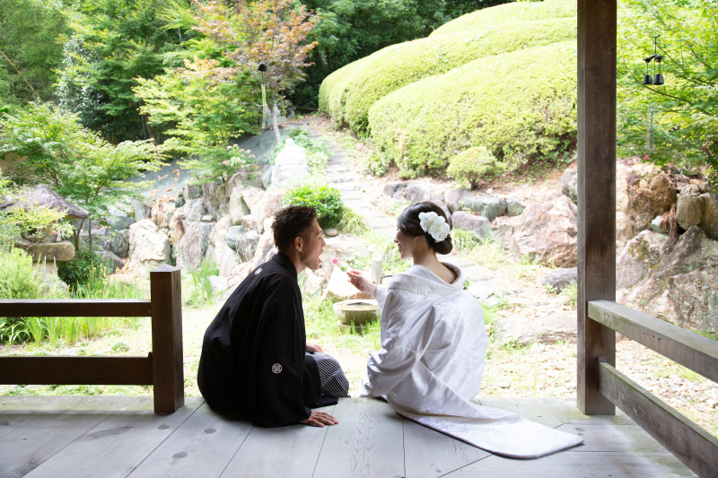 縁側でお団子を「あ~ん♪」