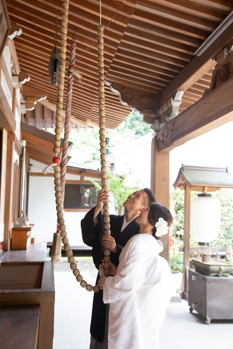 神社について、撮影前にまずは二人でお祈り