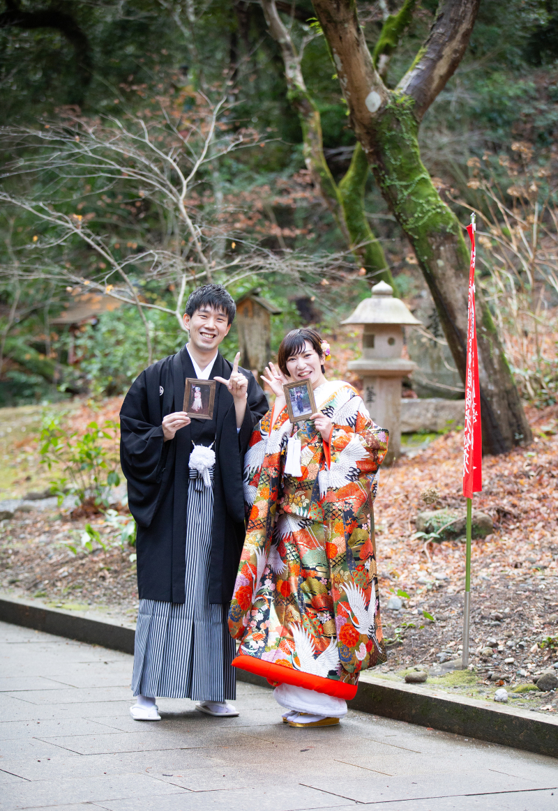 お二人の小さい時の写真と同じポーズで♪