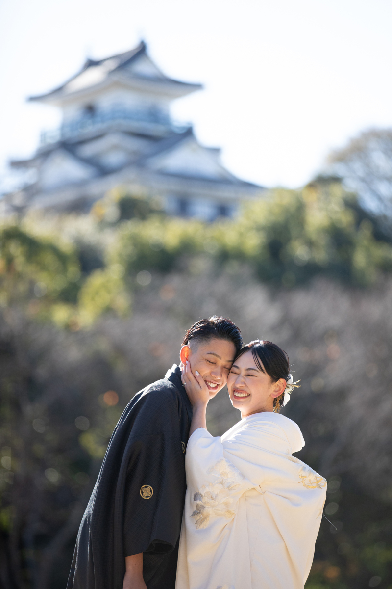 浜松城をバックに