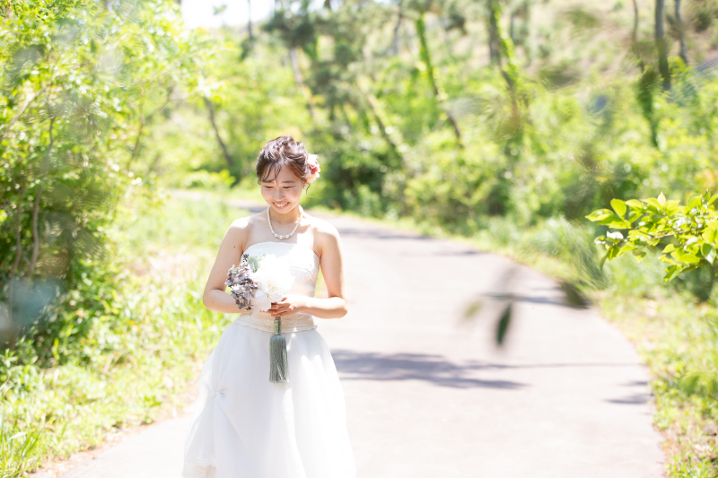 ウェディングドレス姿を引き立てる新緑での写真