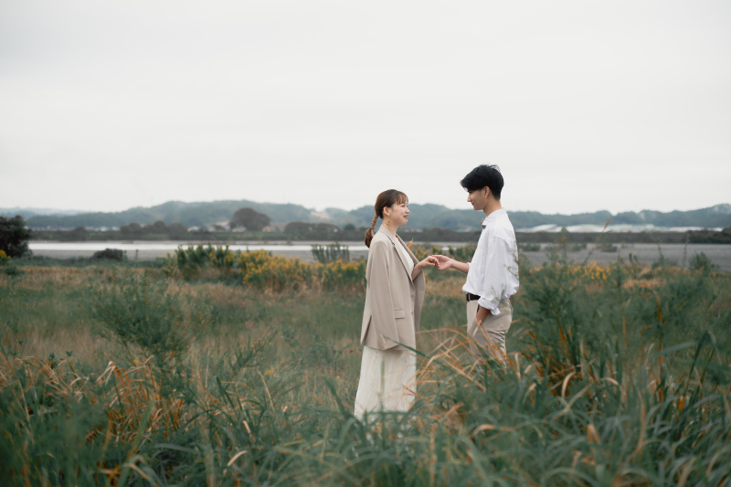 河川敷をバックにありのままのお二人を。