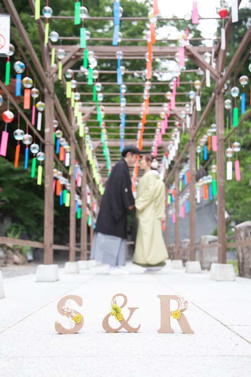 風鈴と一緒に写真集の締め写真を