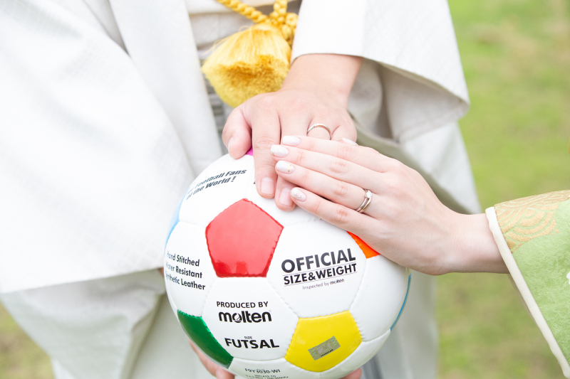想い出のサッカーボールで指輪ショット。