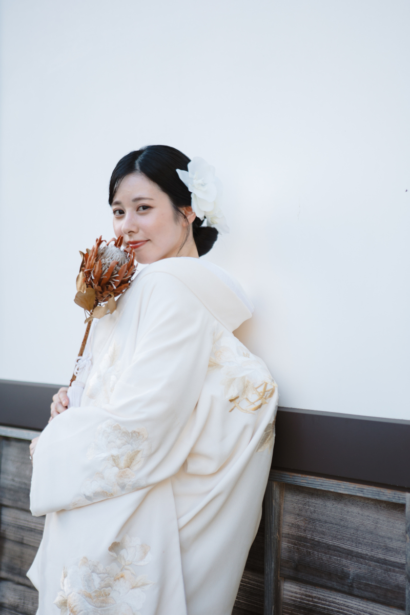 お花を持って…