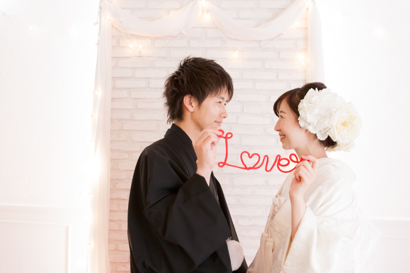 「Love」が引き立つ赤い糸小物